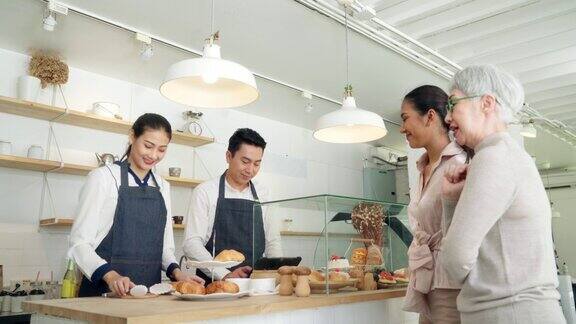 小企业的可持续性一群面包师或咖啡师在当地的咖啡店为顾客准备饮料、烘焙产品