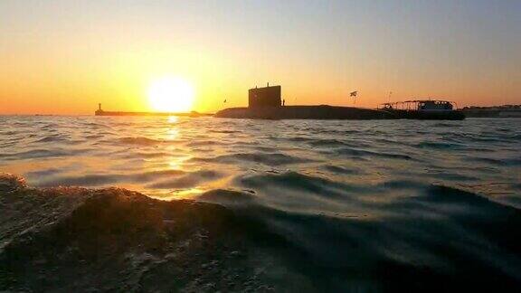 海湾中日落时潜艇的剪影