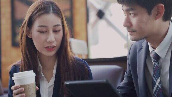 亚洲女商人在商务会议上与她的日本同事在笔记本电脑屏幕上讨论