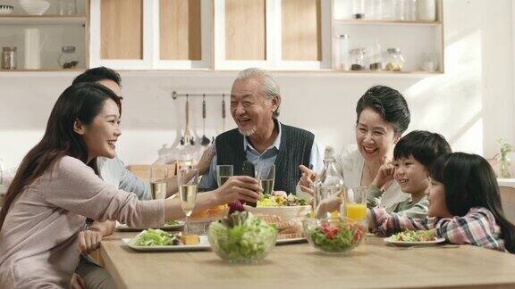 三代亚洲家庭在家里享受美食