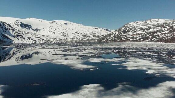 飞过春天的湖泊和破碎的浮冰挪威UHD4k