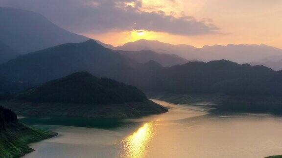 夕阳倒映在湖面上远处还有群山