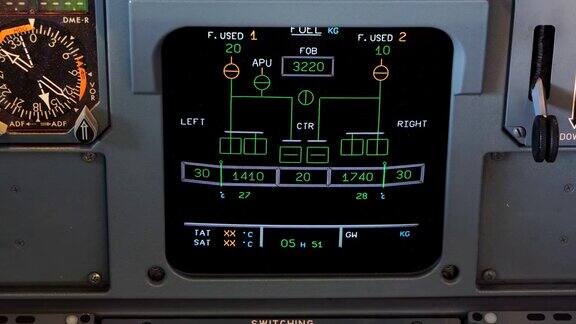 飞机的驾驶舱飞行员检查飞机的电子设备客机起飞前的准备工作飞行员检查飞机是否能飞行4k