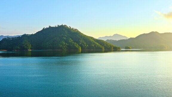 美丽的湖和山的自然风光日落