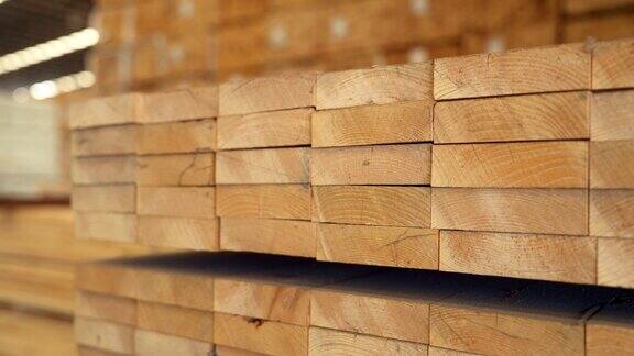 排列各种尺寸的木头