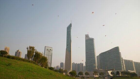 日落时分长沙市著名的三角洲公园塔放风筝慢镜头全景4k中国