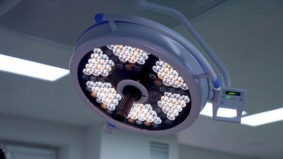 手术室配备现代化圆形照明设备手术室开灯的低角度视图