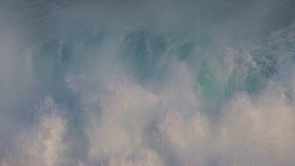 巨浪崩溃强大的冲浪与蓝绿色的水海上或海洋风暴