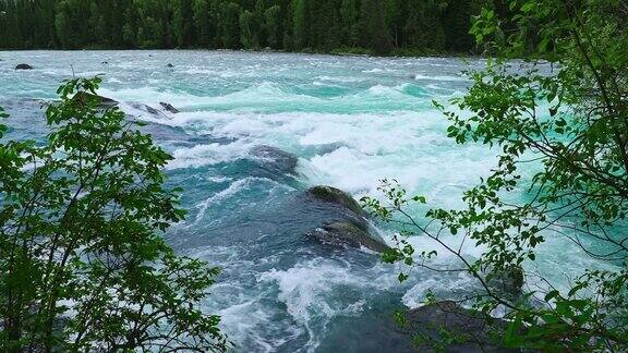 新疆河流自然风光优美