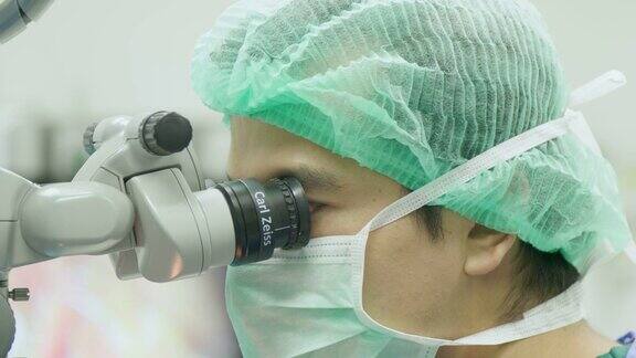用显微镜的眼科医生