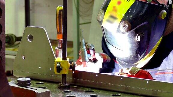 焊工在金属工业中负责焊接