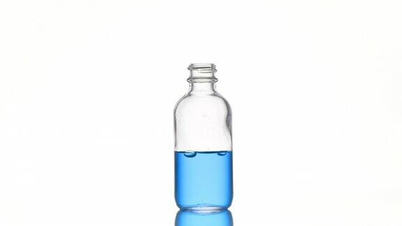 生物素与蓝色液体一起落入药瓶中