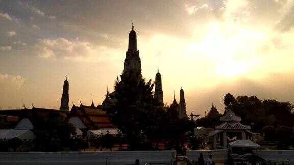 泰国曼谷湄南河上著名的佛教寺庙侧影的风景