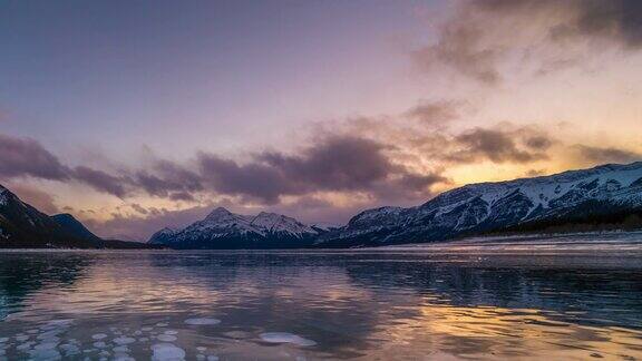 日出冻湖与冰泡时间流逝