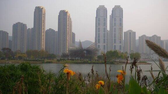 日落长沙城市公园现代艺术纪念碑湖畔住宅公寓综合体慢镜头全景4k中国