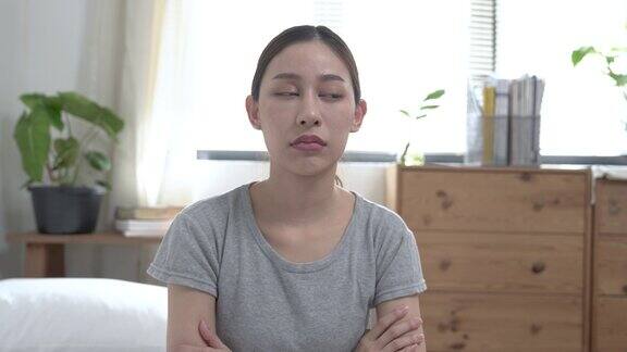 一名亚洲女性来到镜头前摆出一副不高兴的表情心烦、生气、生气