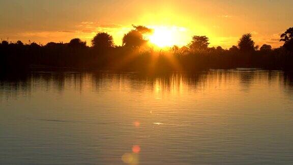 非洲河上的日落