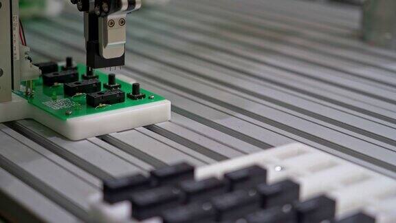 电子工业设备:展示机器人精确定位部件的能力