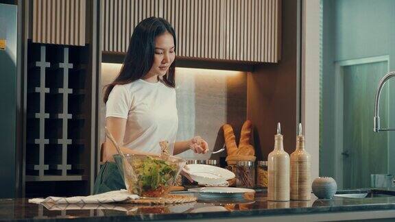 亚洲家庭主妇在厨房柜台准备新鲜蔬菜做沙拉