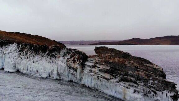 结冰的湖面上覆着冰的岩石