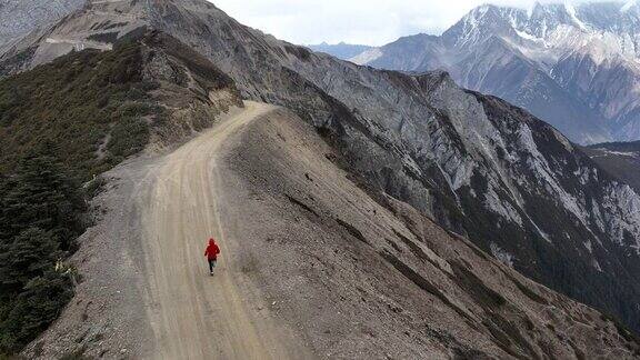 女子越野跑运动员在高海拔的山顶上越野跑