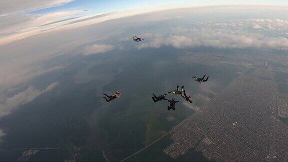 跳伞队在桑托斯港上空工作