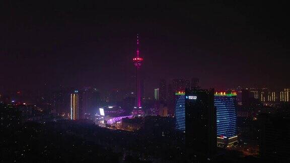 夜间时间照亮了成都著名电视塔区4k中国航拍全景图