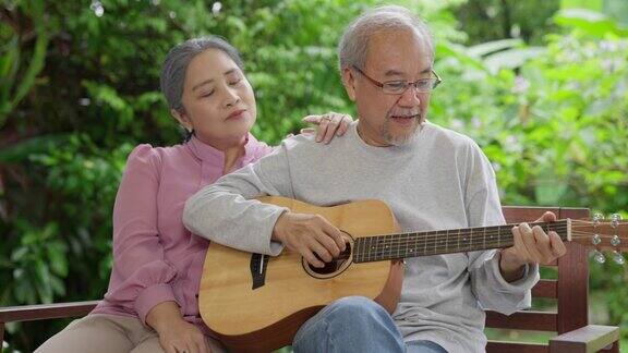 健康的退休老人在花园中伴着音乐享受