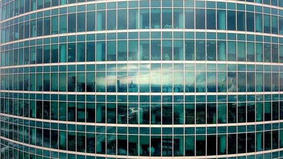 摩天大楼映着城市的办公室窗户没有人近距离航拍