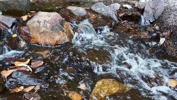 在岩石上流动的小溪