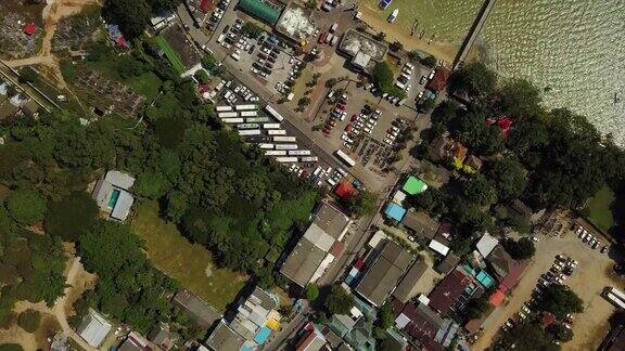 晴天普吉岛港口停车海岸线空中俯瞰4k泰国