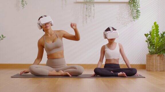 放松妈妈和孩子一起在家做瑜伽VR护目镜在现代生活方式戴着虚拟现实眼镜练习瑜伽与未来的数字技术锻炼Metaverse瑜伽健康训练