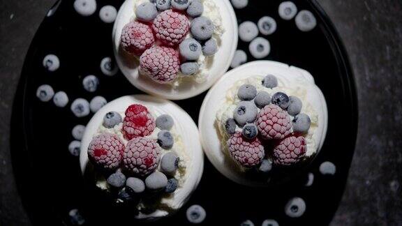 美味的迷你帕芙洛娃蛋白甜点配上冰冻的浆果