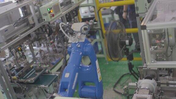 工厂中的工业机器人和自动化生产线