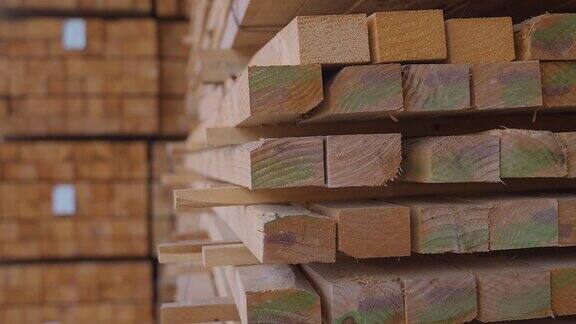 堆放木材折叠的木头特写木板板子末端的表面仓库里有很多木板堆叠在一起建筑用木材