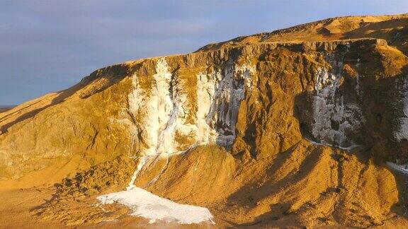 冰岛冰冻瀑布鸟瞰图