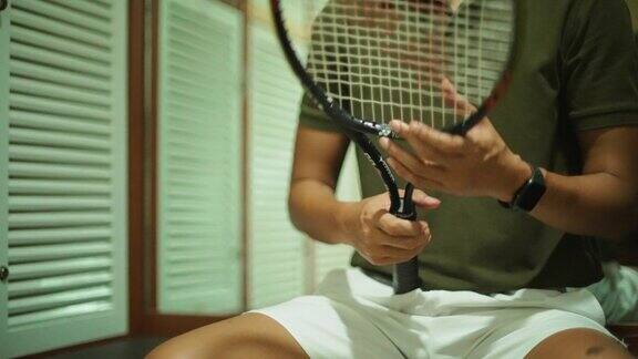 男人在打网球前做准备