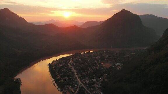 航拍:飞越老挝南欧河壮观的日落天空美丽的山景东南亚著名的旅游目的地