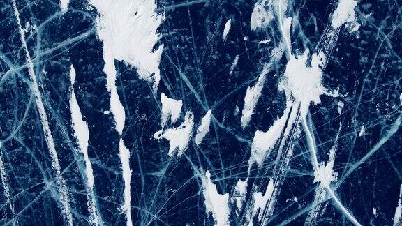 冬天贝加尔湖上有裂缝的透明蓝色冰