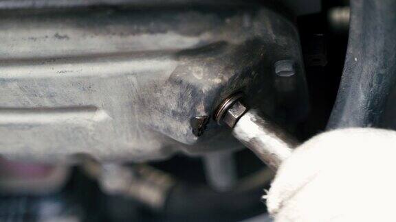 汽车修理工在汽车保养中更换汽车机油