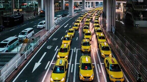 ZI繁忙的黄色出租车在机场出口排队