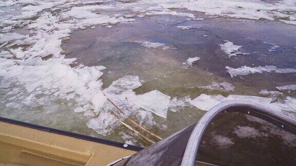 在河上的冰面上行驶的塑料船