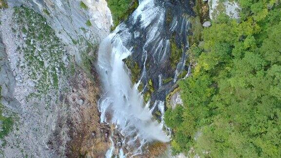 空中壮观的波卡瀑布在斯洛文尼亚