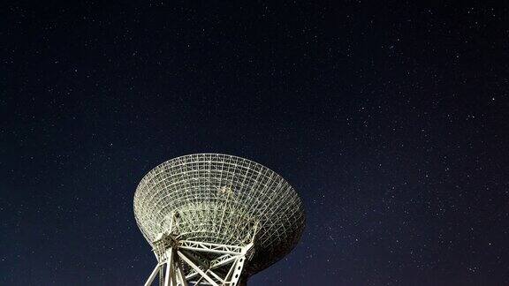 夜晚的戏剧性天空无线电望远镜