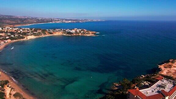 塞浦路斯地中海的蓝色海湾旅游胜地户外阳光下的海水广角镜头