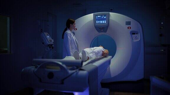 放射科医生在病人接受手术时控制CT扫描