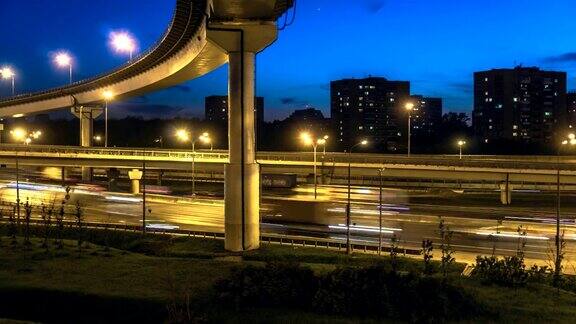 交通在城市的高速公路和大马路上从早到晚时光流逝