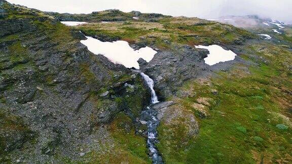 无人机拍摄的挪威尼亚斯托尔福森瀑布景观和岩石峡谷
