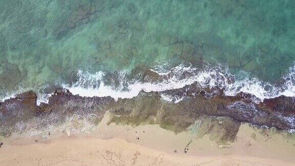 海浪冲击着热带海滩