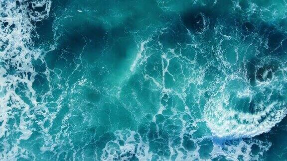 海水波浪的无人机视图